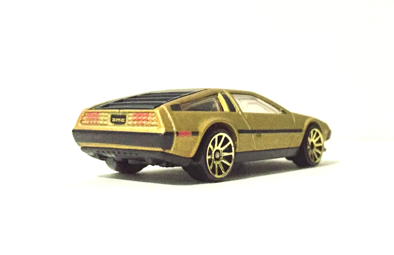 Illustration for article titled A gold DeLorean...